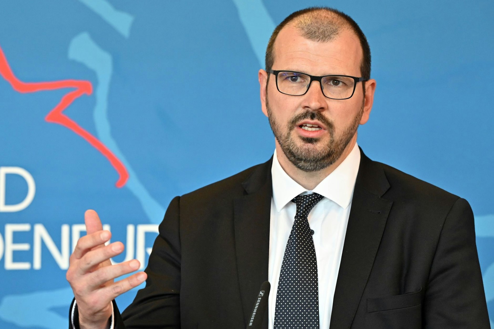 Brandenburgs zukünftiger Bildungsminister Steffen Freiberg ist von den rechten Vorfällen in einer Schule in Brandenburg nicht überrascht.