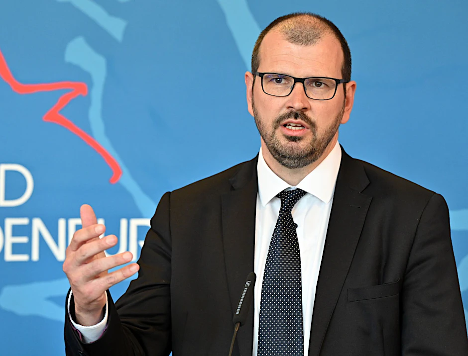 Brandenburgs zukünftiger Bildungsminister Steffen Freiberg ist von den rechten Vorfällen in einer Schule in Brandenburg nicht überrascht.