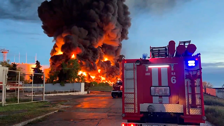Auf diesem vom Telegram-Kanal des Gouverneurs von Sewastopol Michail Raswoschajew veröffentlichten Foto steigen Rauch und Flammen aus einem brennenden Treibstofftank in Sewastopol auf.&nbsp;