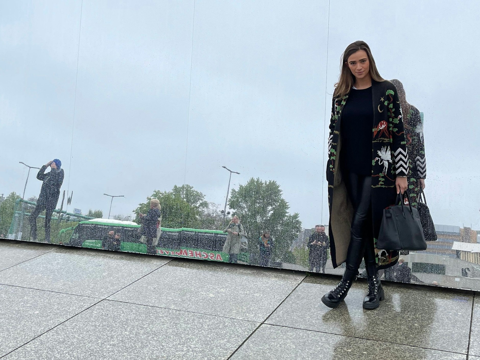 Und immer wieder Regen, auch am Samstag. Das hält der schöne Mantel aber aus.