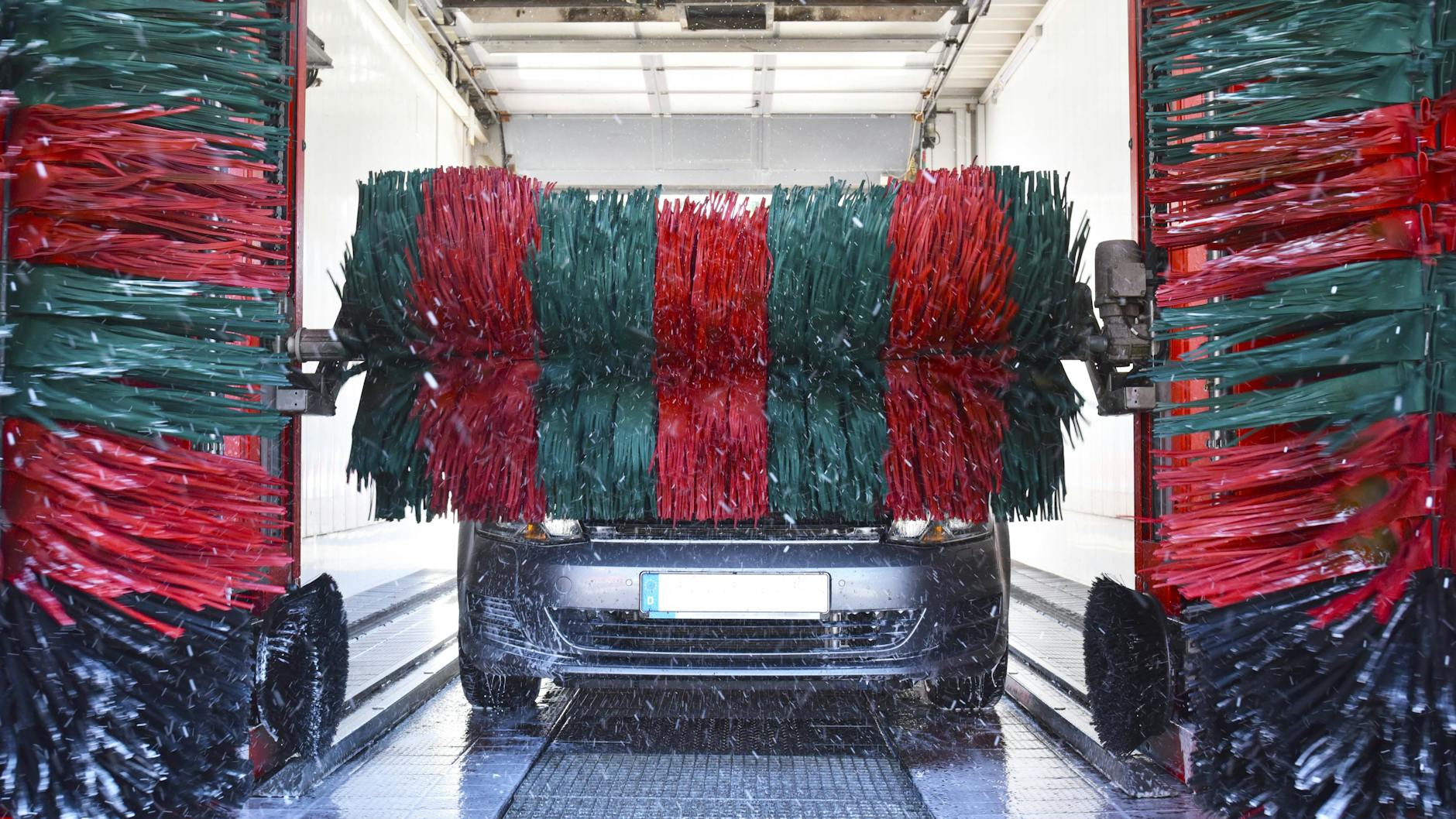 Kommt das Auto aus der Waschanlage, sollte man gleich danach kontrollieren, ob etwas beschädigt wurde.
