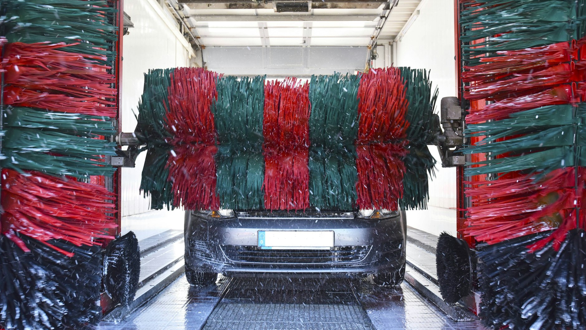 Kommt das Auto aus der Waschanlage, sollte man gleich danach kontrollieren, ob etwas beschädigt wurde.