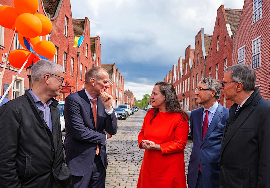 SPSG-Direktor Christoph Martin Vogtherr (l-r), Botschafter Ronald van Roeden, Ministerin Manja Schüle, Bürgermeister Burkhard Exner und Chefkurator Michael Philipp bei der Eröffnung des Themenjahres im Holländischen Viertel.  