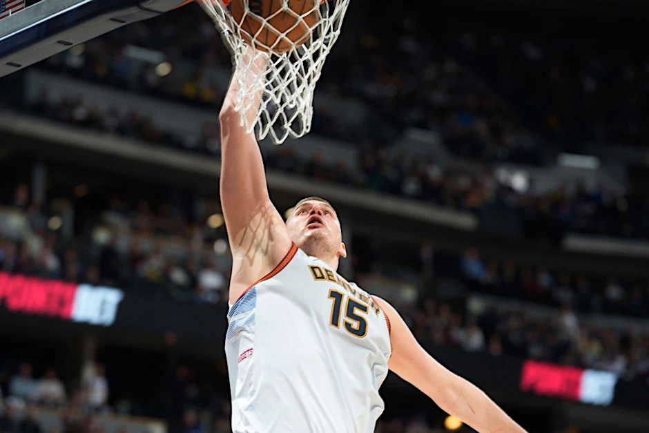 Nikola Jokic beim Dunking.  