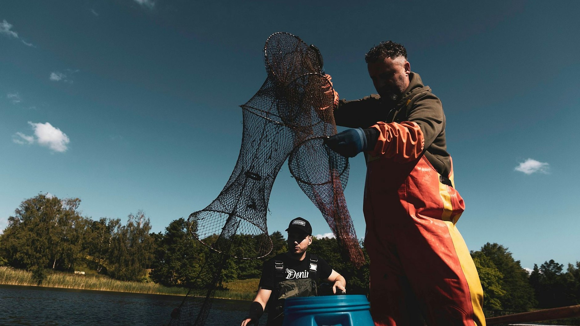 Die Fischer Daniel Becker (l) und Henry Dietrich beim Sumpfkrebs-Fang in Berlin. 