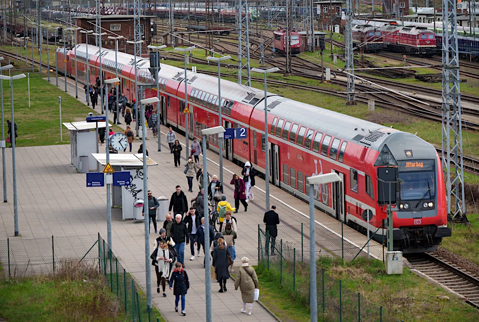 ARCHIV - Der Regionalzug RE4 der Deutschen Bahn wartet an einem Bahnhof und fährt anschließend in Richtung Jüterbog.  