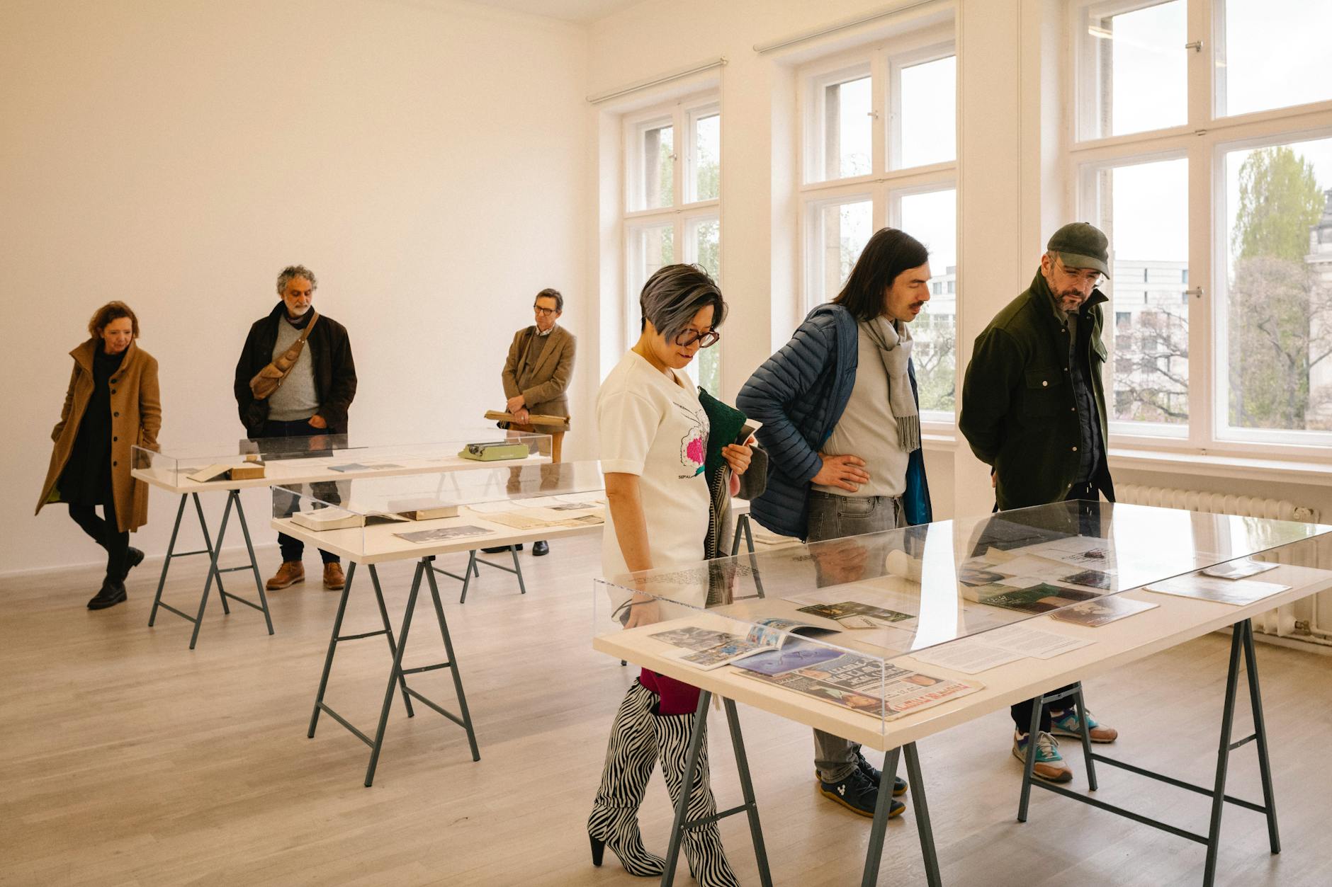Besucher in der Galerie Isabella Bortolozzi in Schöneberg beim Gallery Weekend