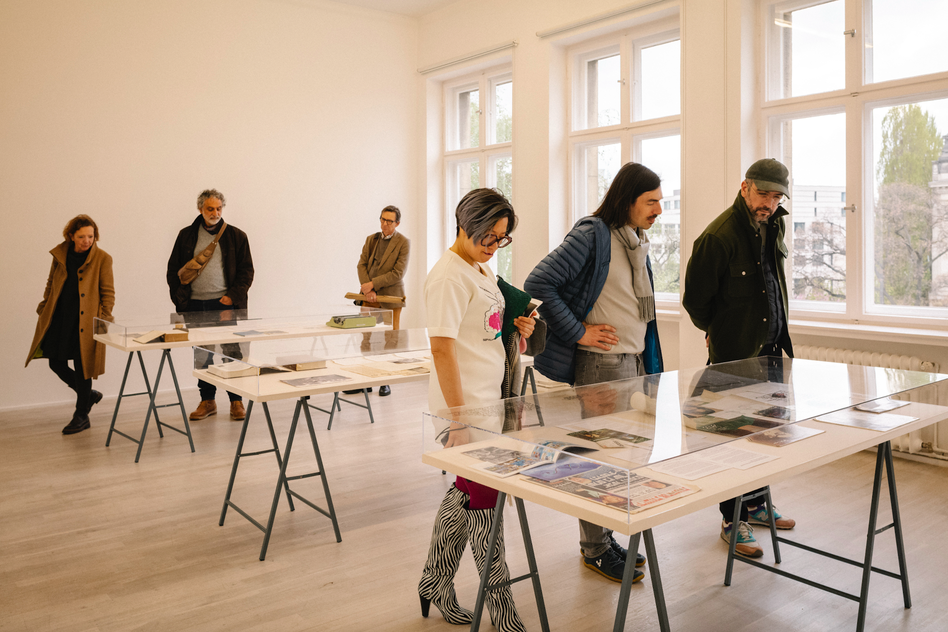 Besucher in der Galerie Isabella Bortolozzi in Schöneberg beim Gallery Weekend