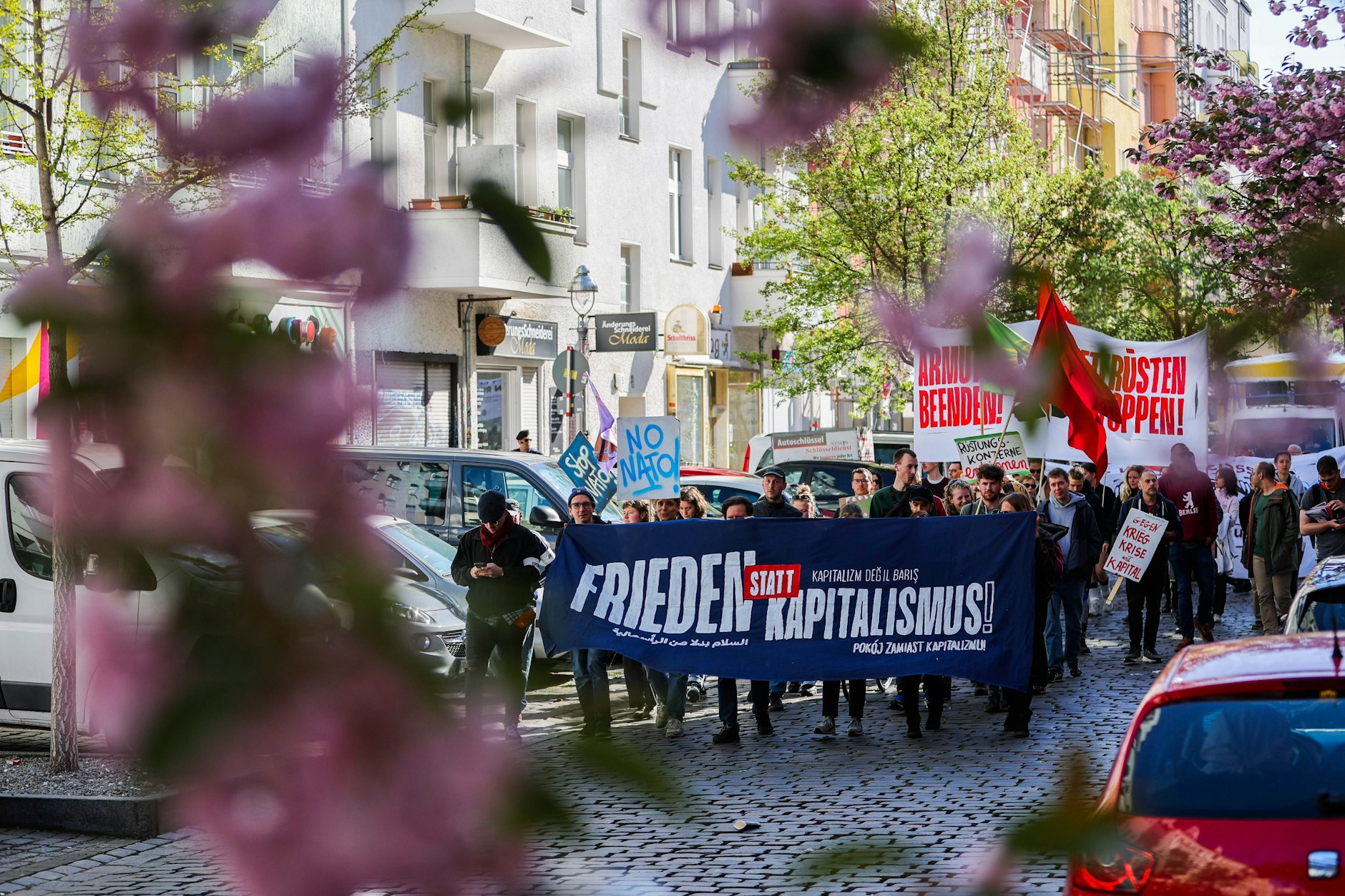 Der Zug zur Demonstration zur Walpurgisnacht läuft im Wedding unter dem Motto „Frieden statt Kapitalismus - Wettrüsten stoppen und Armut beenden“.
