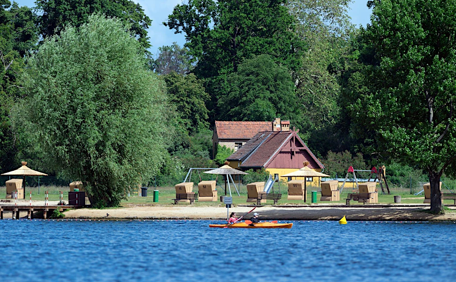 ARCHIV - Ein Paddelboot fährt auf dem Tiefen See am Strandbad im Park Babelsberg vorbei.  