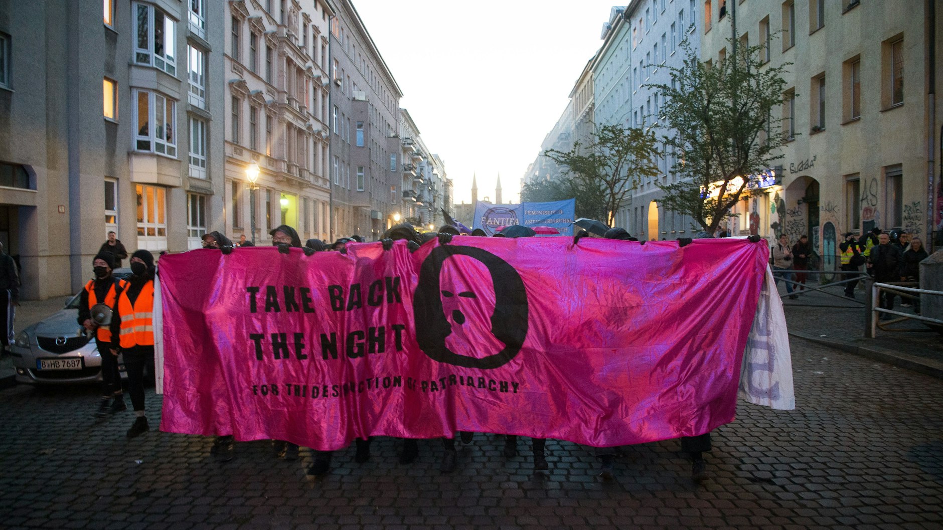 Die Demonstration „Take back the night“ zieht durch Kreuzberg.