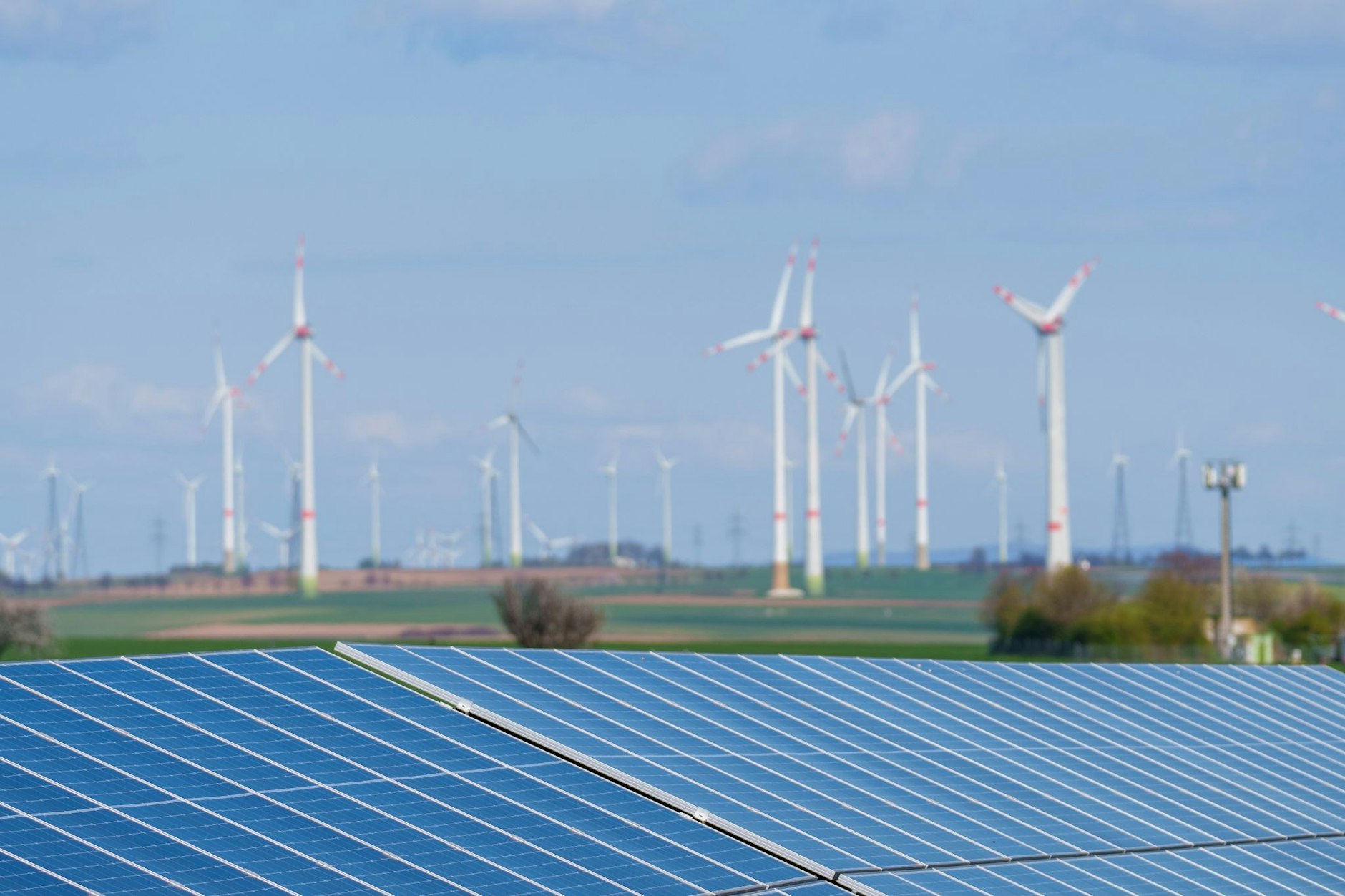 Ein Solarpark in unmittelbarer Nähe zu Windkraftanlagen im rheinland-pfälzischen Wahlheim.