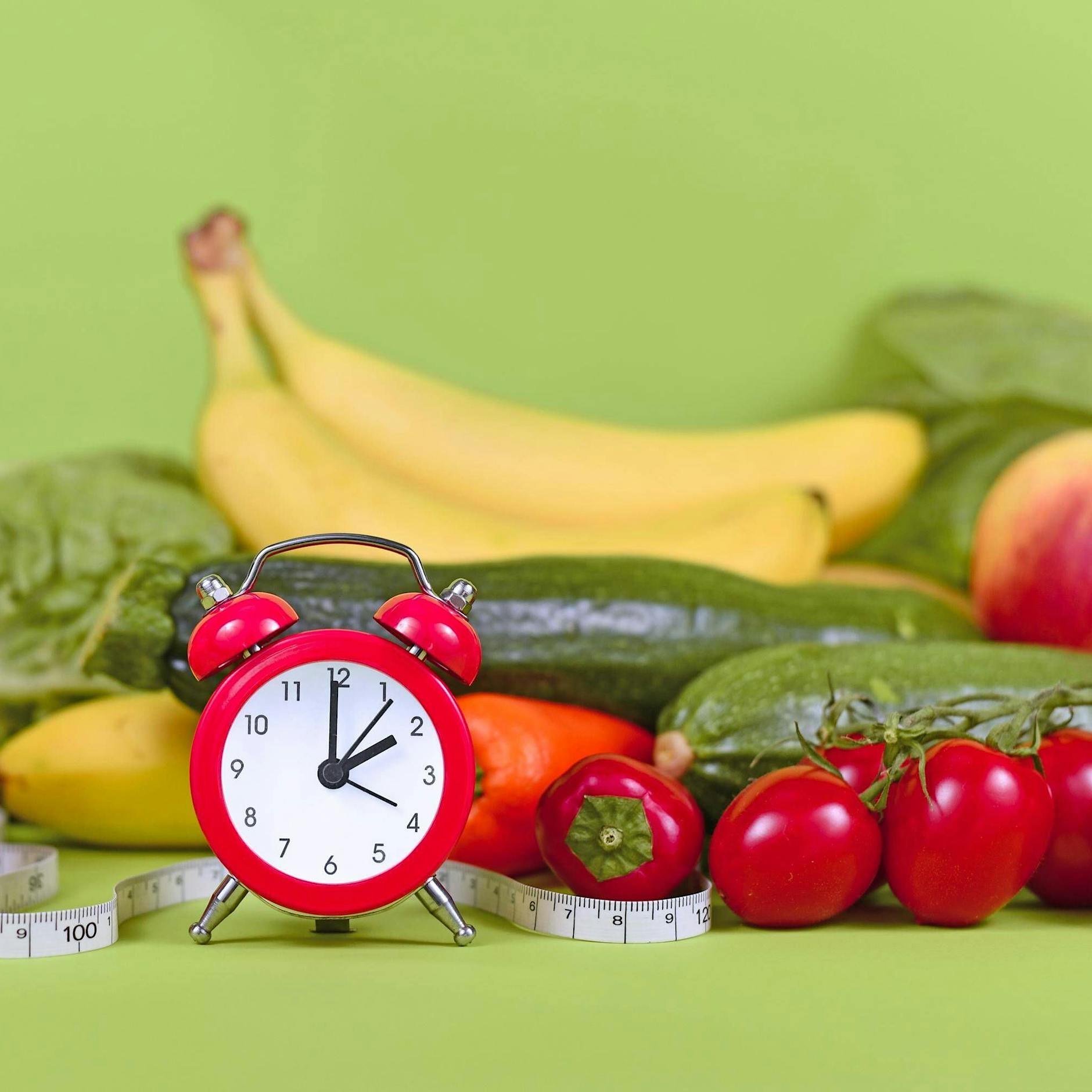 Wann essen? Die perfekte Uhrzeit für Gulasch, Weißbrot oder Salat
