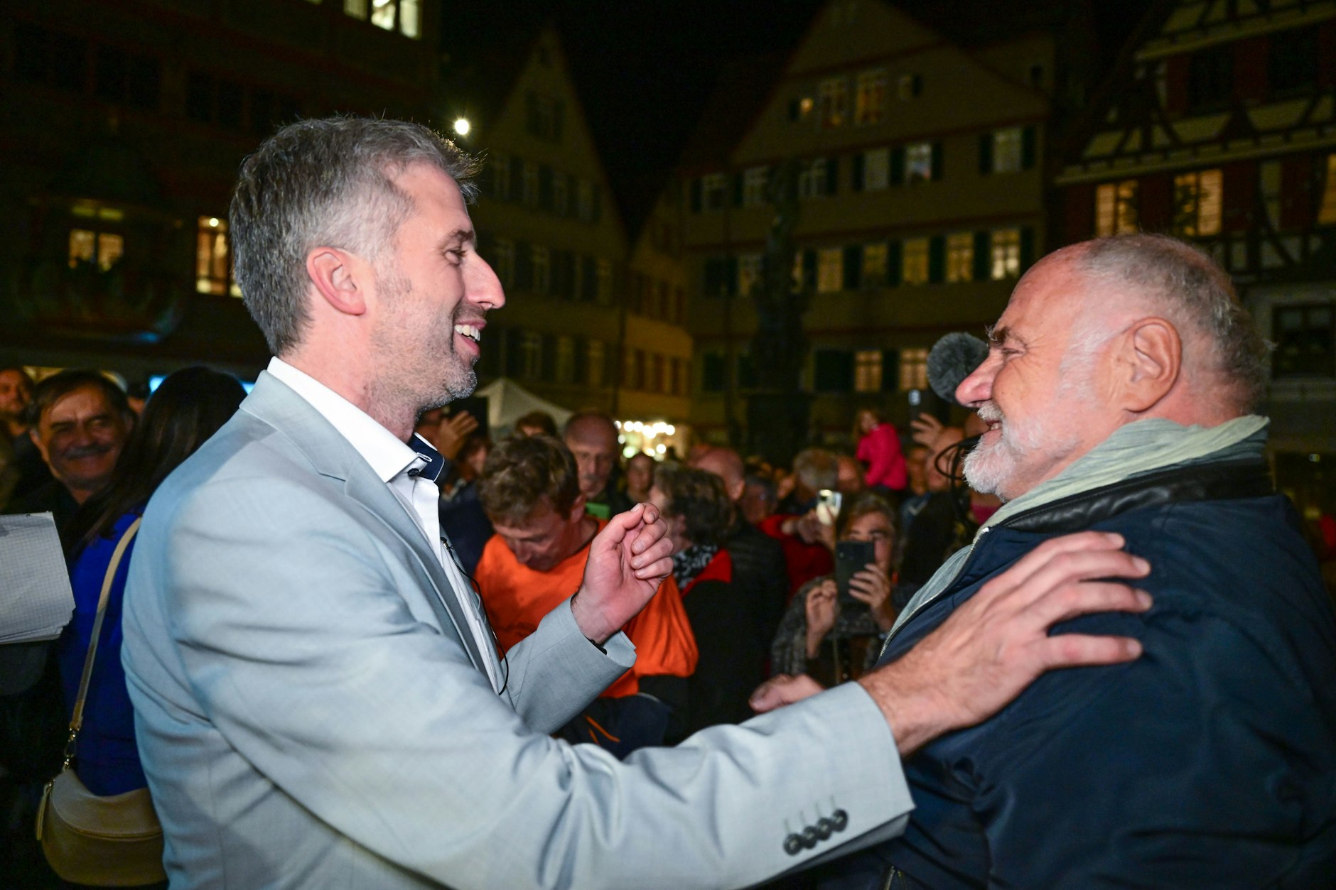 Tübingen: Boris Palmer (l), der alte und neue Oberbürgermeister von Tübingen, bekommt nach seiner Wiederwahl auf dem Marktplatz Glückwünsche von Rezzo Schlauch. 