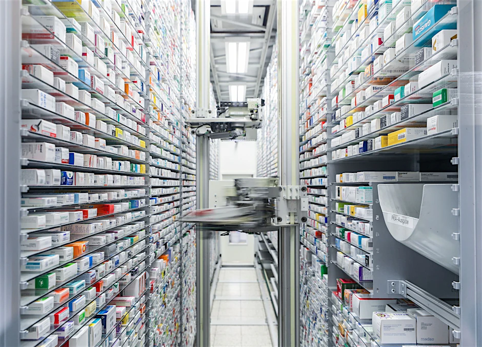 ARCHIV - Das Medikamentenlager einer Apotheke.  