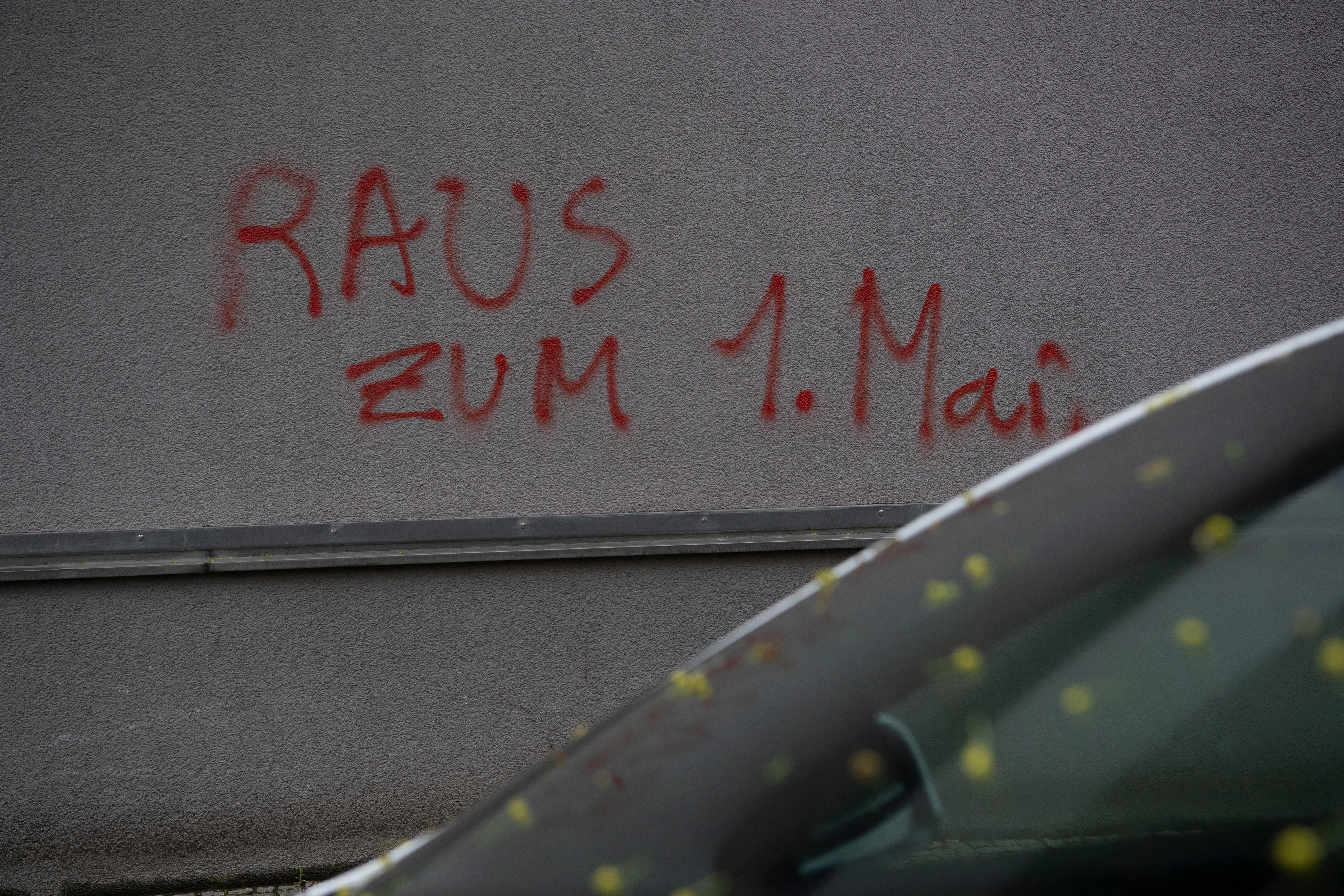 Diese „Botschaft“ haben bislang unbekannte Randalierer an einer Hausfassade in der Seydelstraße in Berlin-Mitte hinterlassen.&nbsp;