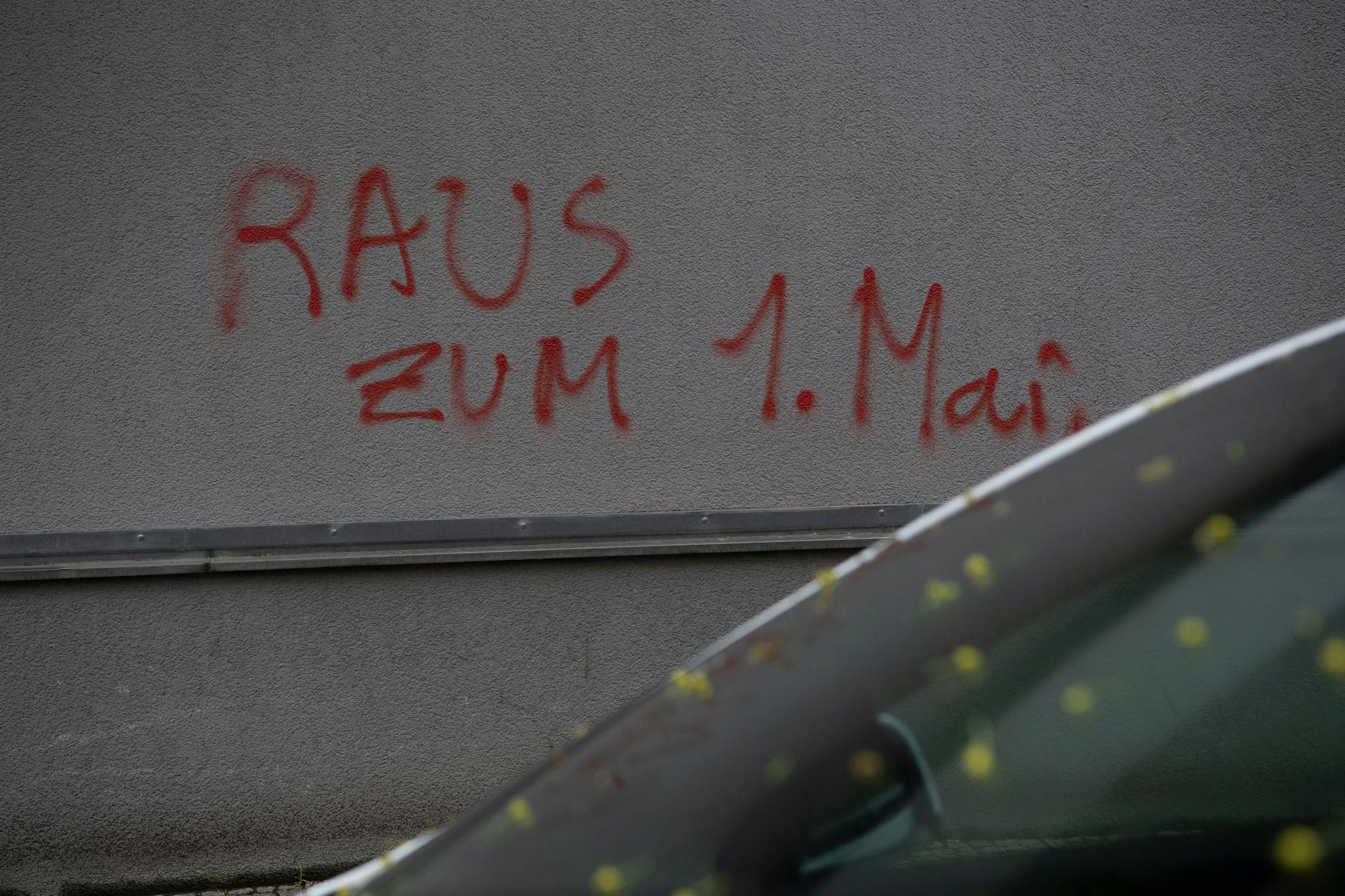 Diese „Botschaft“ haben bislang unbekannte Randalierer an einer Hausfassade in der Seydelstraße in Berlin-Mitte hinterlassen. 