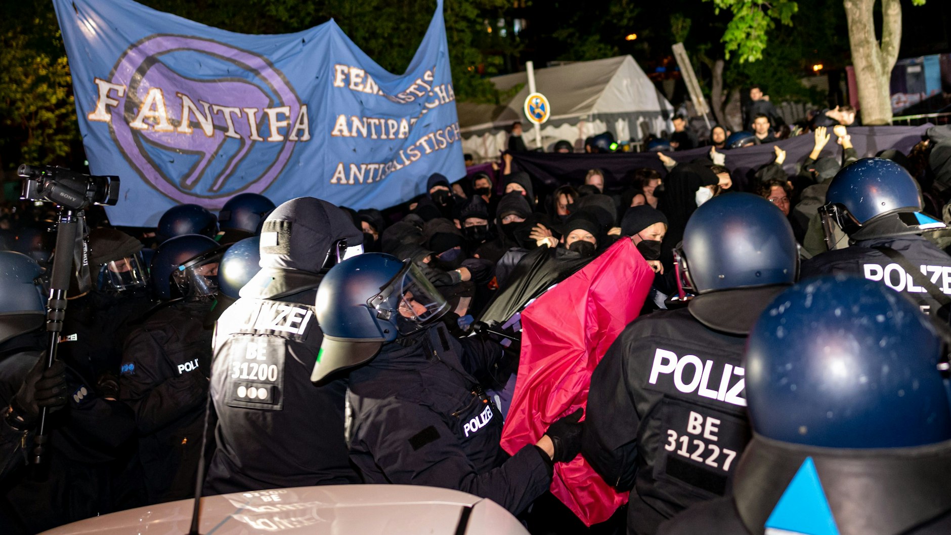 Polizisten gehen in den Demonstrationszug, holen Krawallmacher heraus.