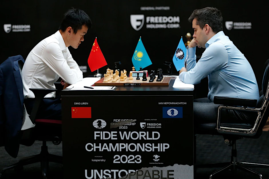 Liefern sich in Astana ein spannendes Duell: Ding Liren (l) und Jan Nepomnjaschtschi.  