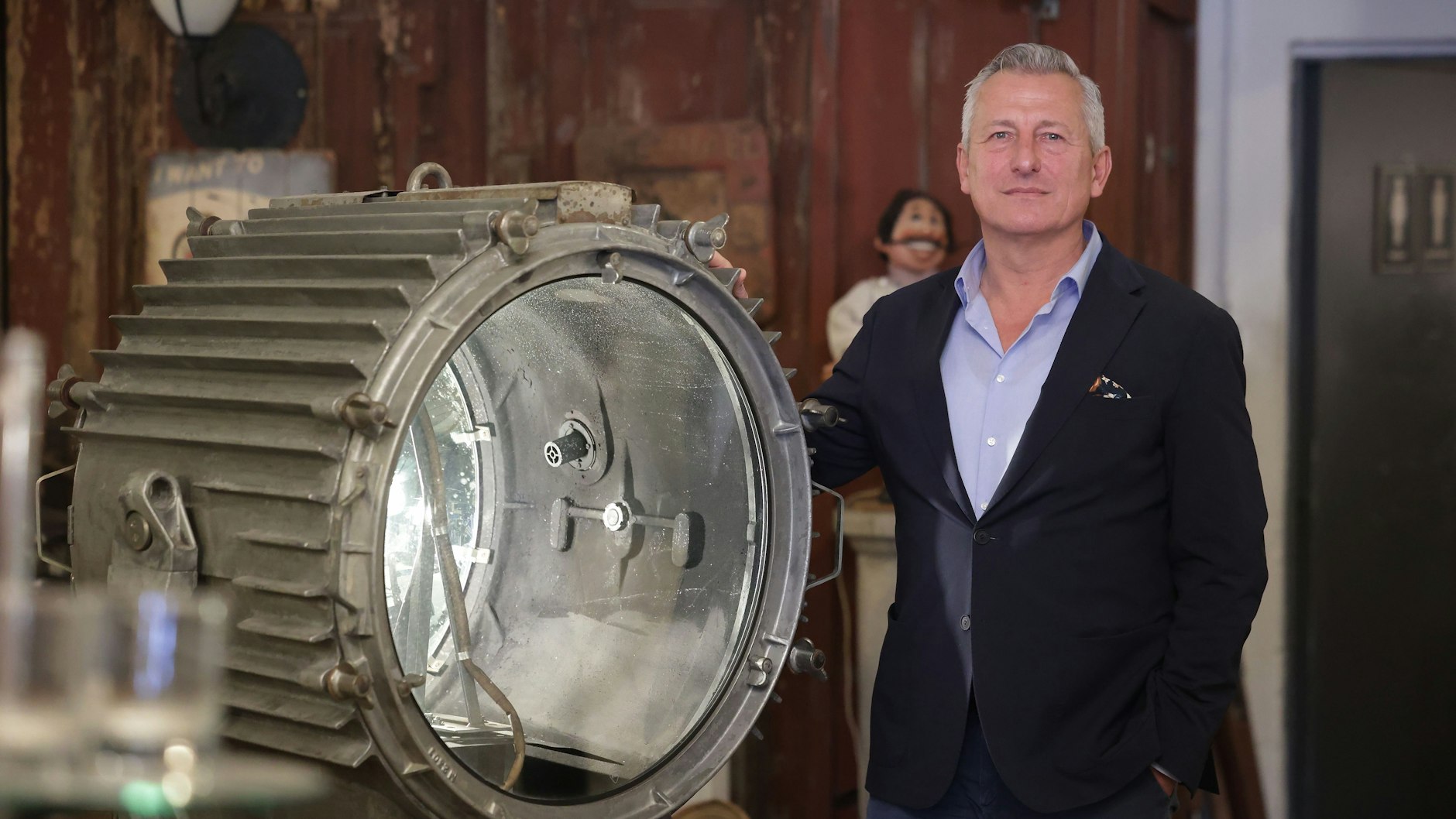 Auch riesige Schiffsscheinwerfer hat Markus Wildhagen im Angebot.