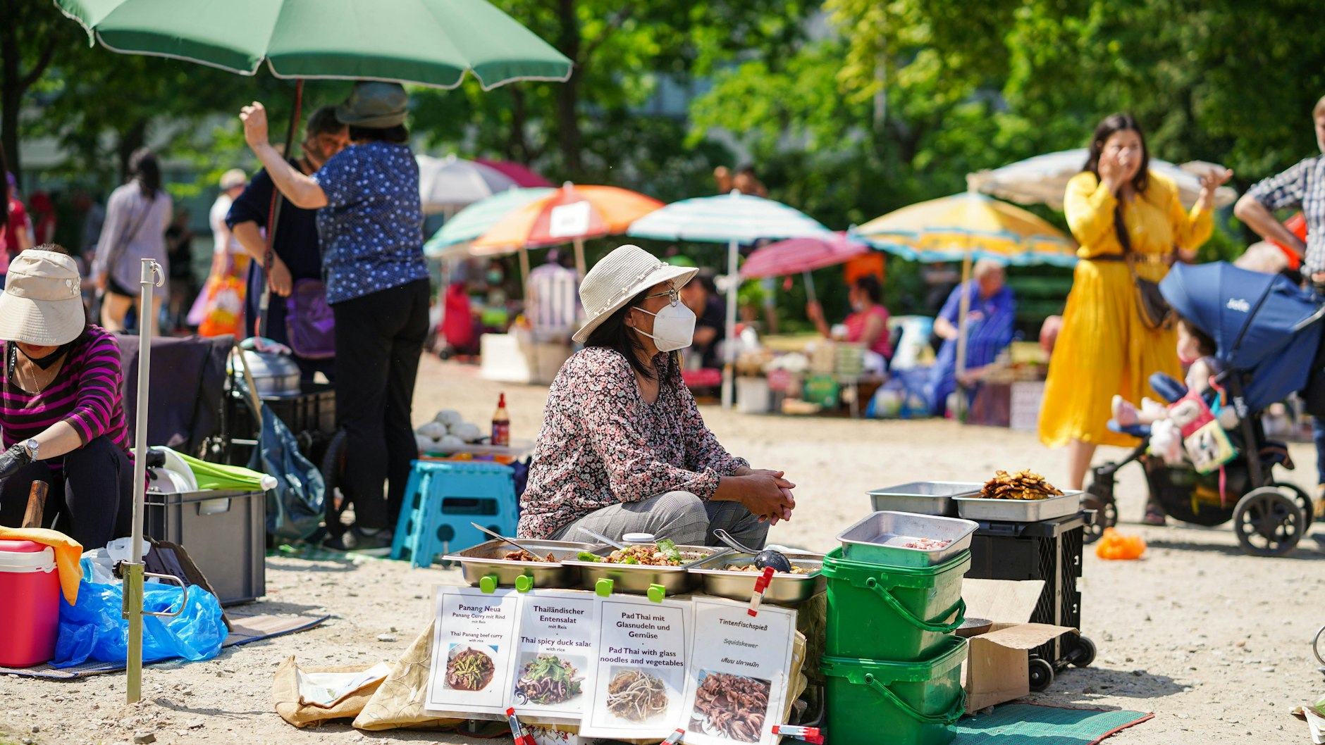Scharfe Suppen, Thai-Hühnchen: Alles, was das Asia-Herz begehrt, wird hier angeboten. Allerdings gibt es hier weder Wasser noch Strom, was Kühlung und Hygiene erschwert.