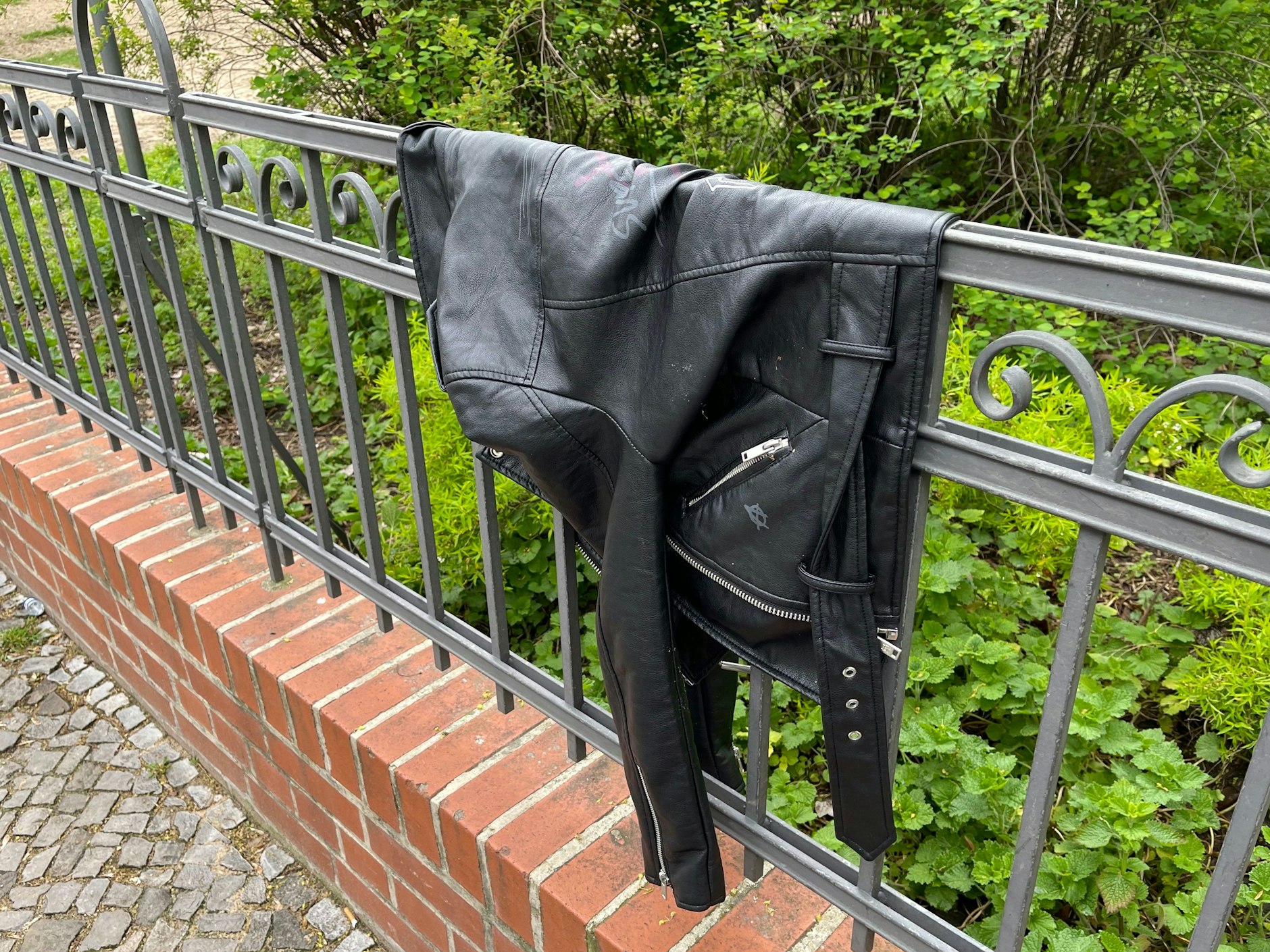 Eine Lederjacke am Wegesrand: Ist das noch Mode oder schon Kunst?