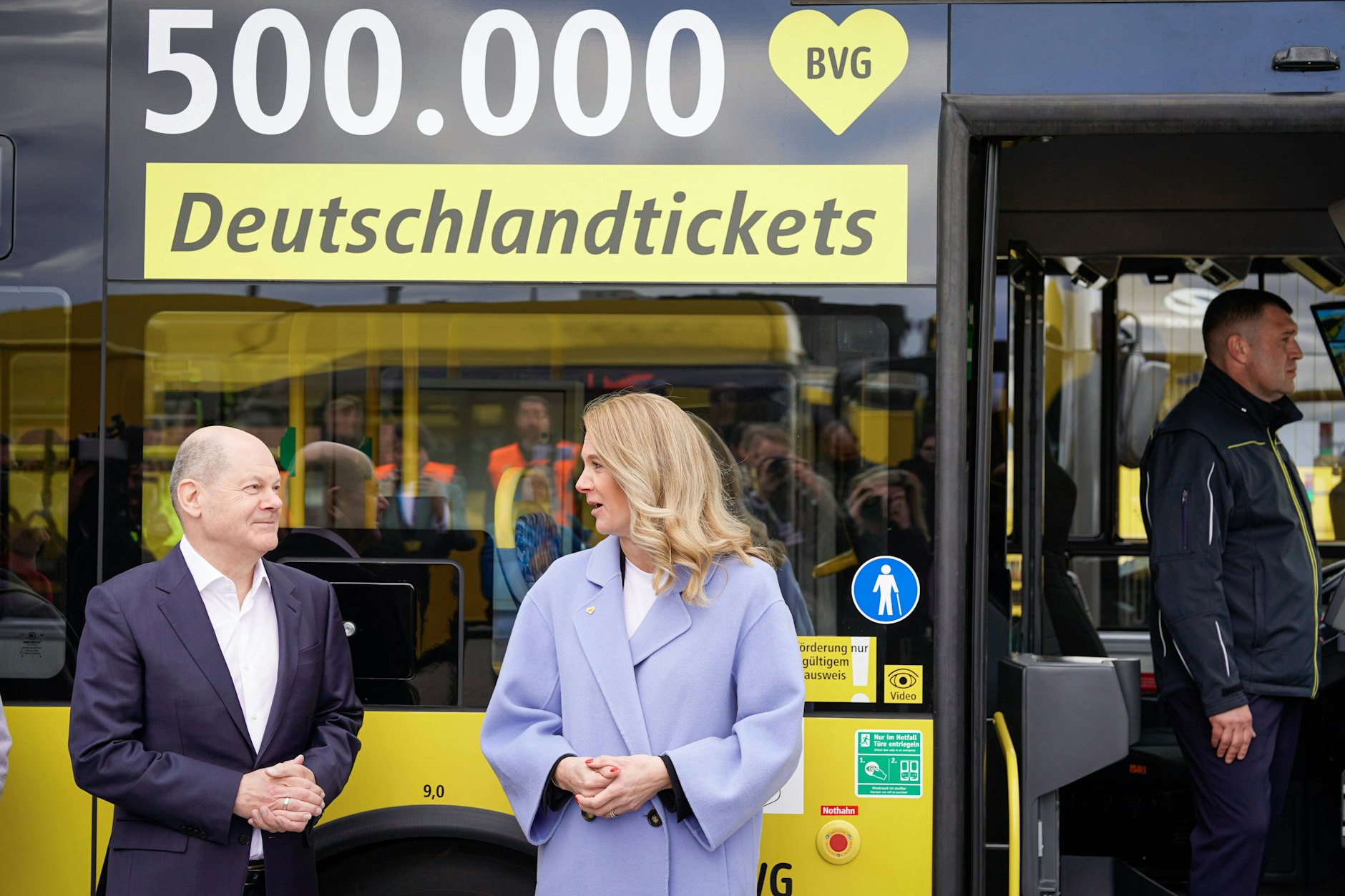 Olaf Scholz und Christine Wolburg, Bereichsleiterin Vertrieb und Marketing bei der BVG, während eines Besuchs des Bundeskanzlers am BVG-Betriebshof&nbsp;Indira-Gandhi-Straße&nbsp;zum Start des Deutschlandtickets.