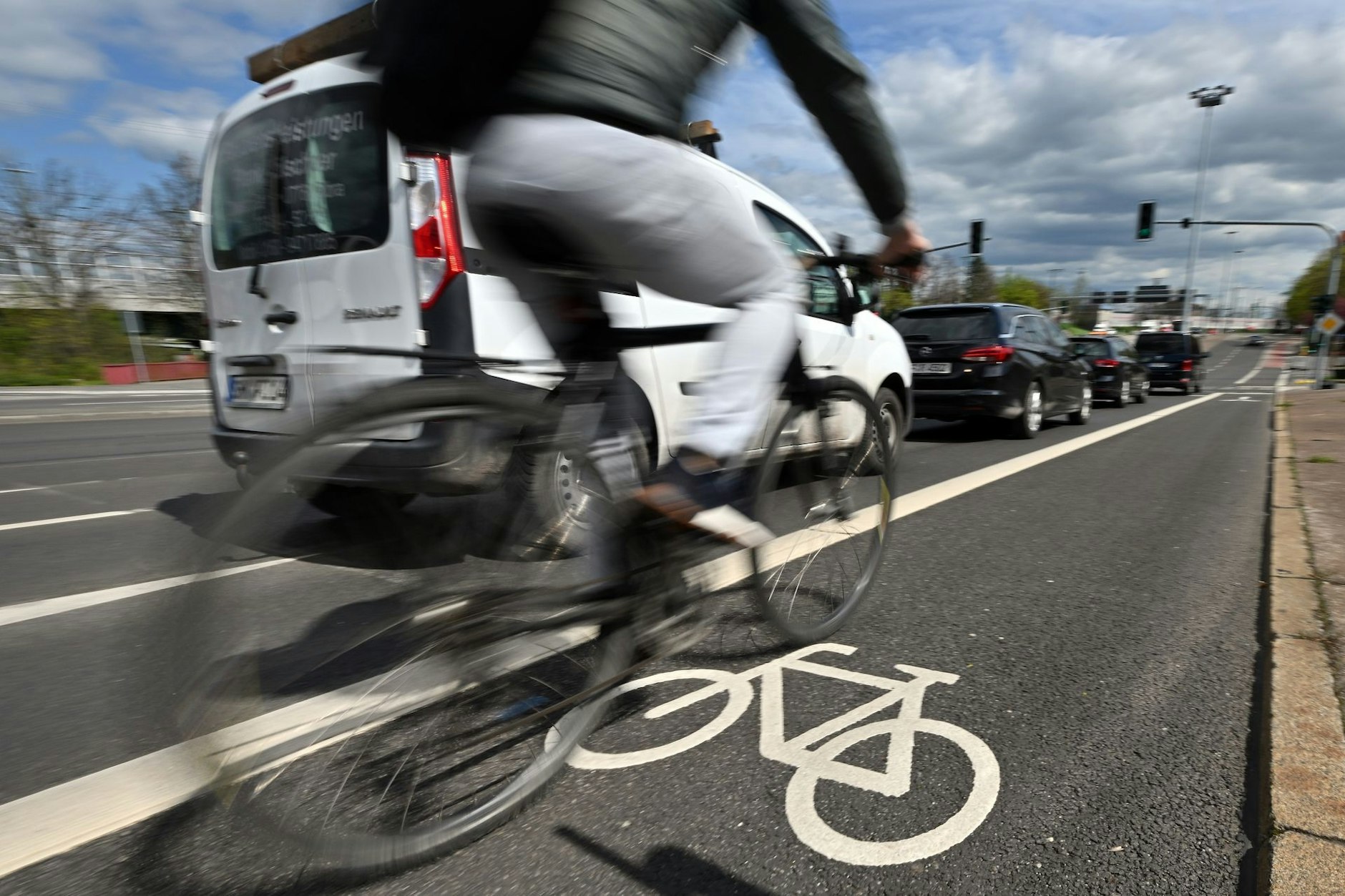 Fahrradspur neben einer Autostraße. Das Fahrradklima in Deutschland ändert sich nur langsam.