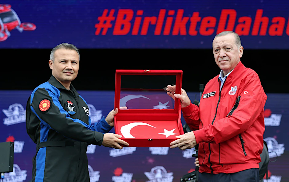 HANDOUT - Der türkische Präsident Recep Tayyip Erdogan (r) und der Luftwaffenpilot Alper Gezeravci auf der Militärmesse Teknofest.  /dpa