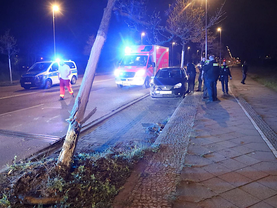 Einsatzkräfte am Unfallort