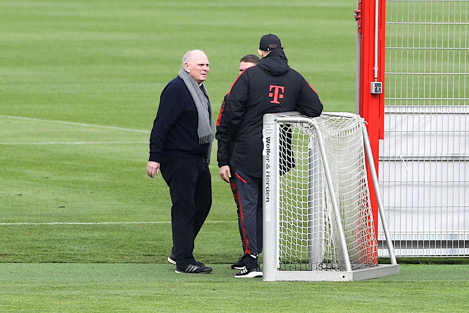 Uli Hoeneß (l) und Cheftrainer Thomas Tuchel im Gespräch auf dem Trainingsplatz.  