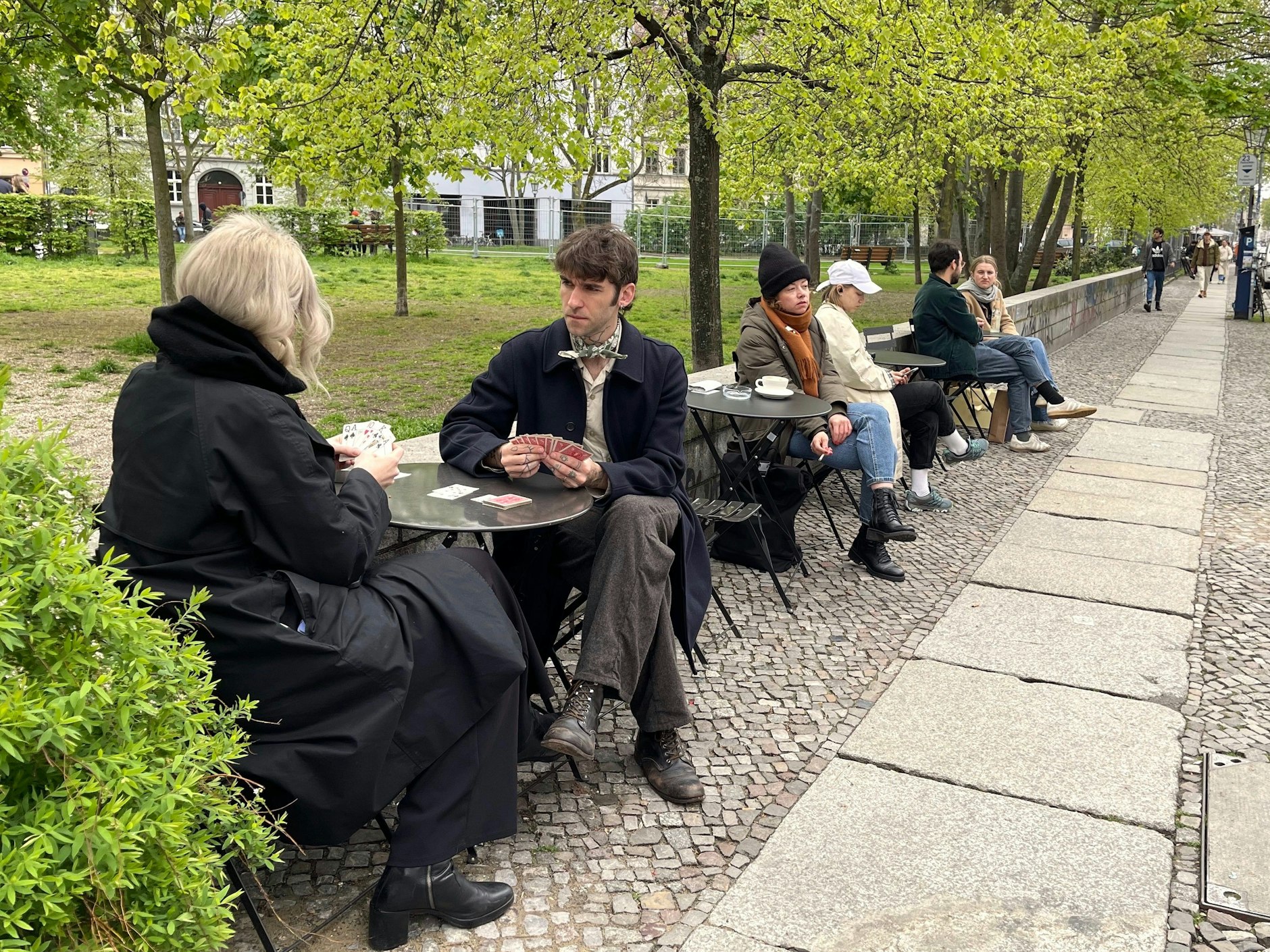 Die Anwohner spielen unterdessen Karten am Gipsdreieck. Sollen die anderen sich doch mit der Kunst stressen.