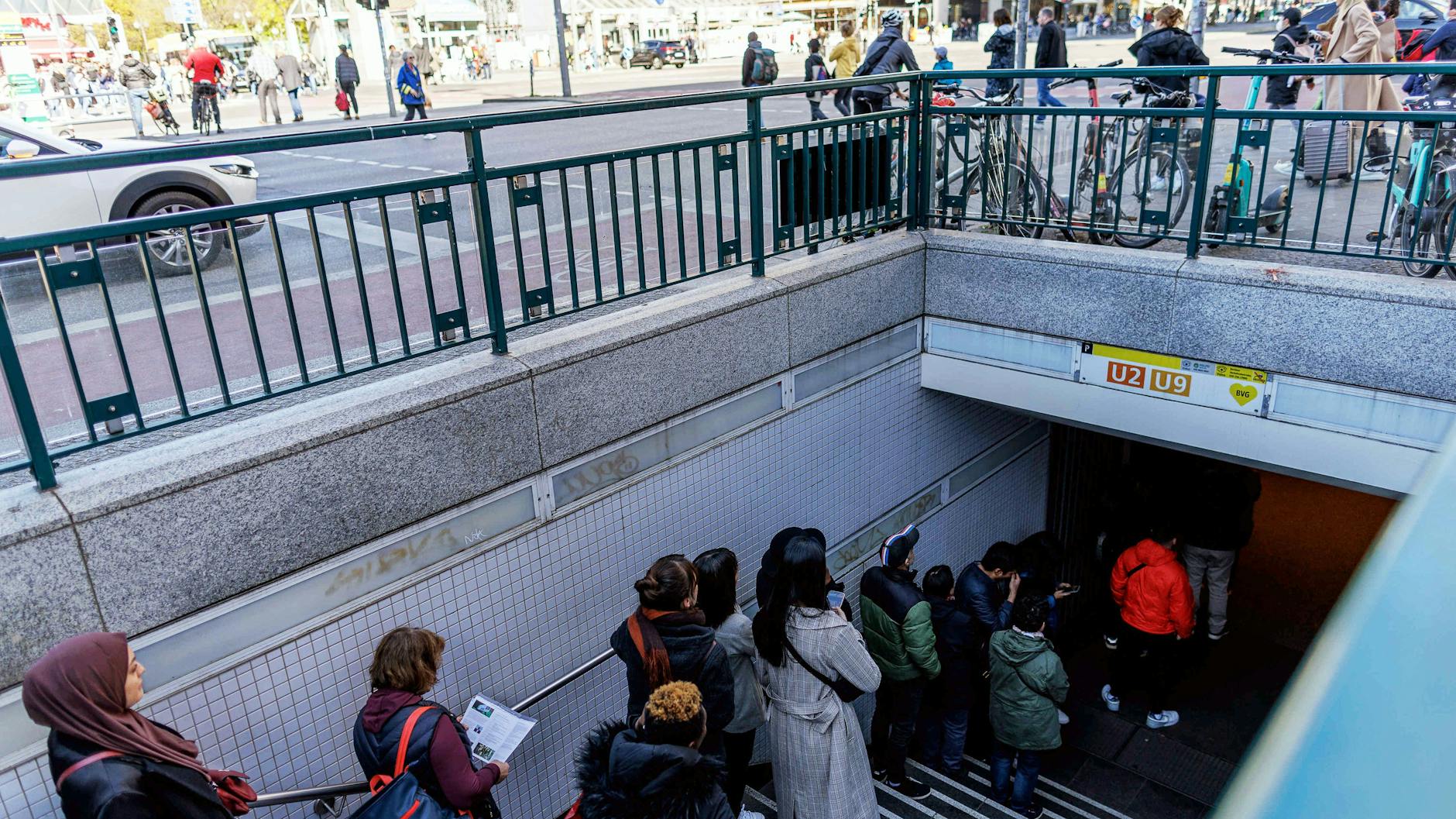 Menschen stehen in einer Schlange am BVG-Servicecenter am Bahnhof Zoo. Kurz vor dem Start am Montag hat das neue Deutschlandticket in Berlin noch einmal großes Interesse geweckt.