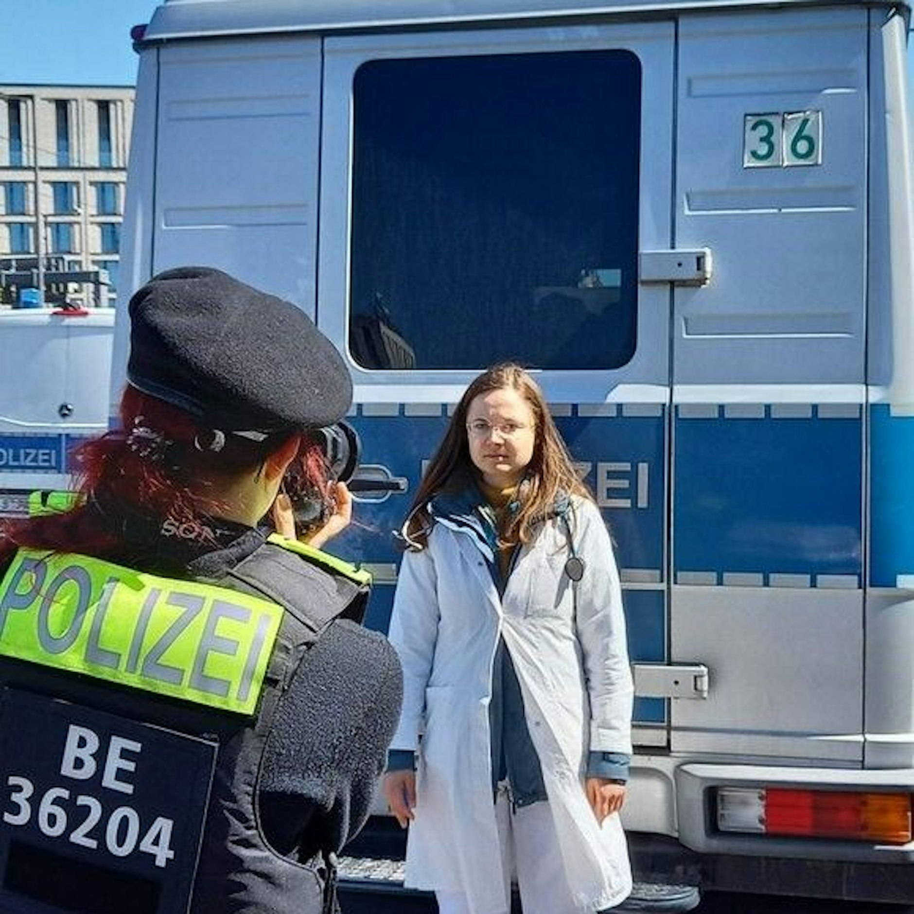 Ärtztin in Dienstkleidung wird vor dem Berliner Hauptbahnhof festgenommen