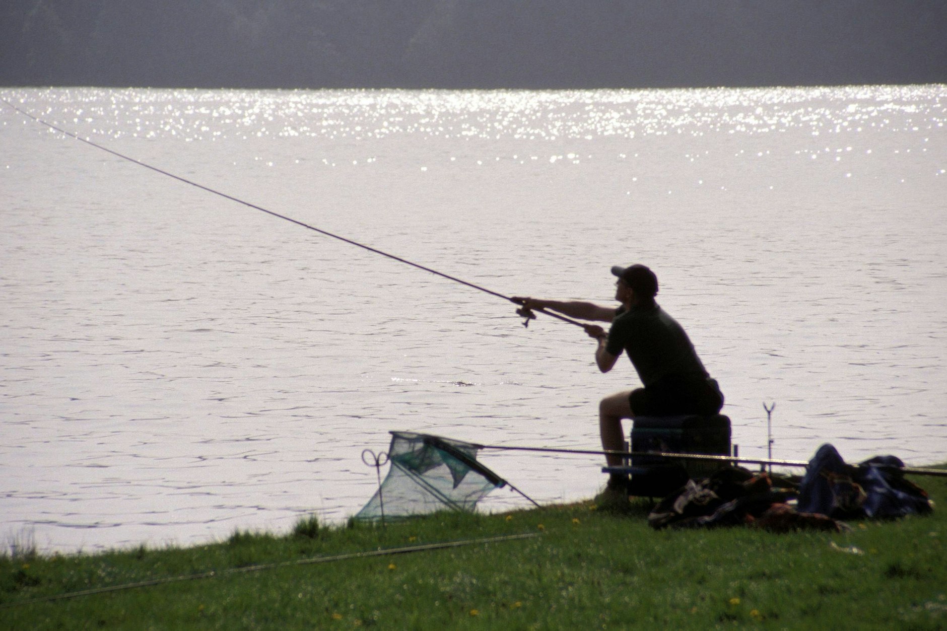 Der 1. Mai ist in Berlin der Start für die Raubfischangelei. Auch die Uferbereiche am Treptower Park sind beliebte Angelplätze.