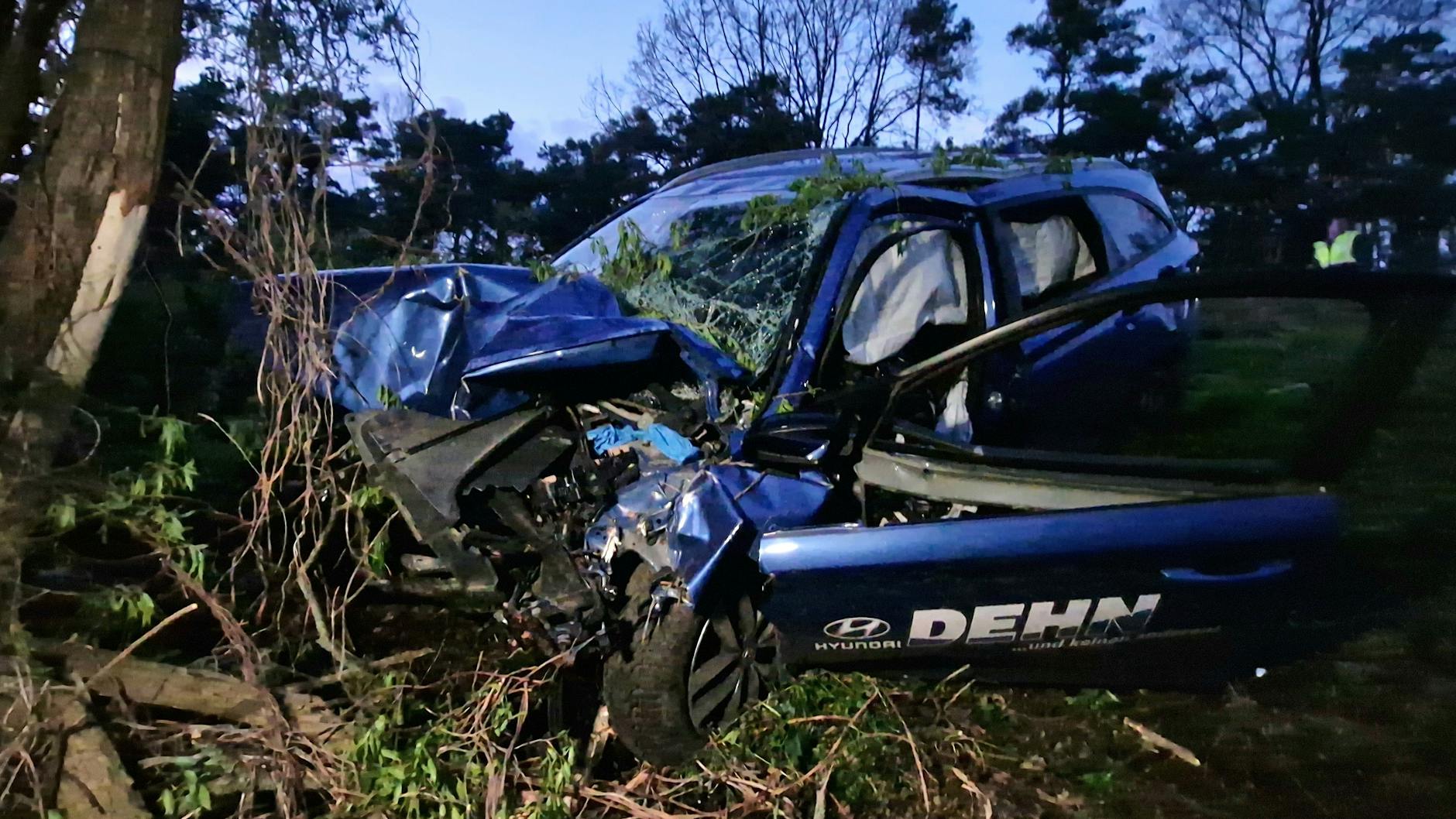 Pritzerbe: Das Autowrack steht nach einem Unfall an einem Baum.