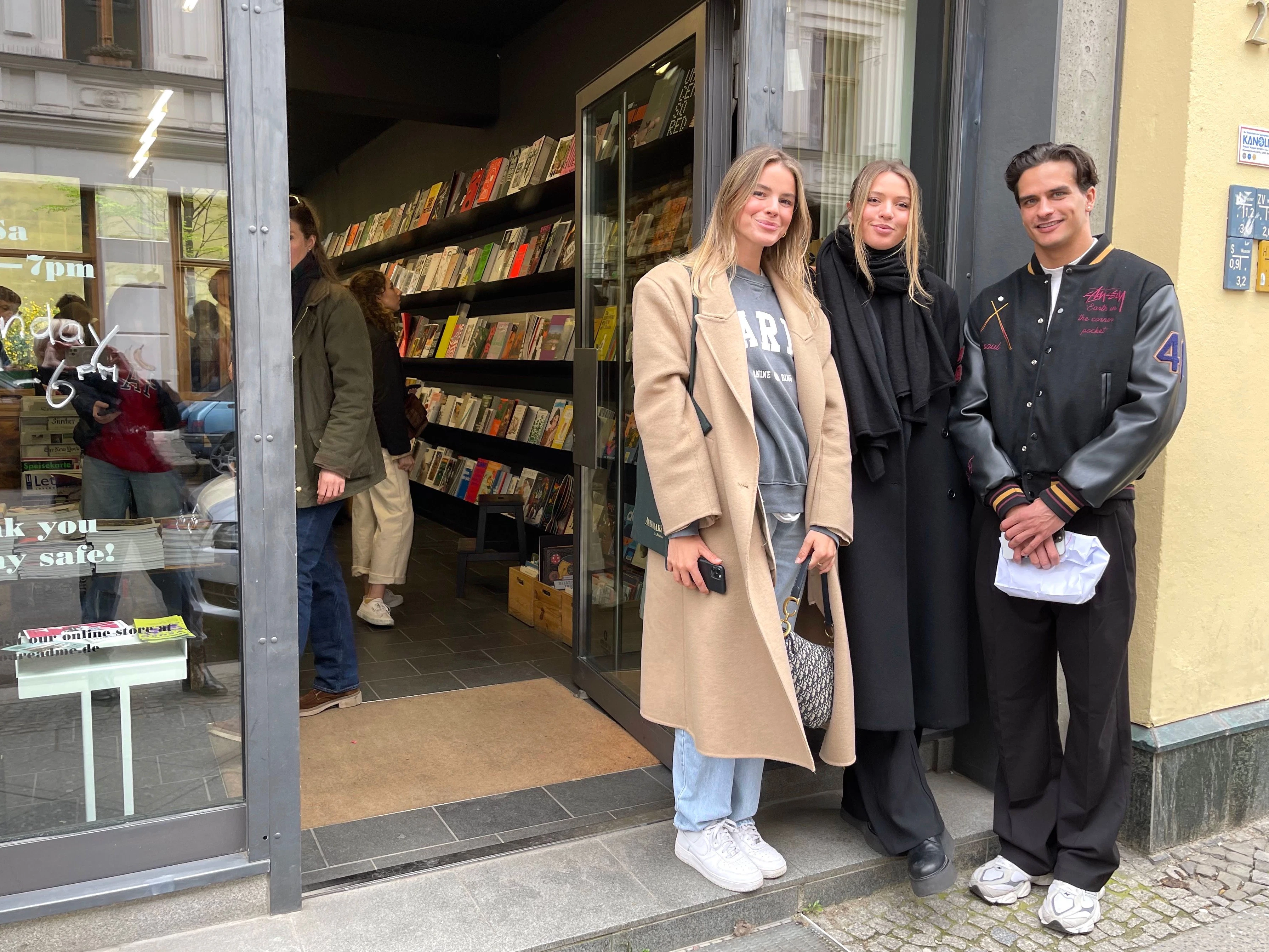 Freundliche Flaneure am Eingang des Magazin-Shops „Do You Read Me?“