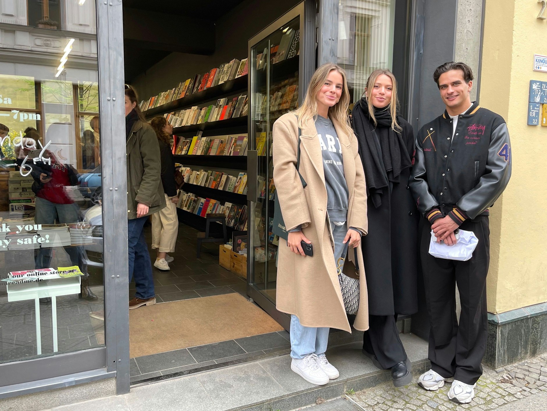 Freundliche Flaneure am Eingang des Magazin-Shops „Do You Read Me?“