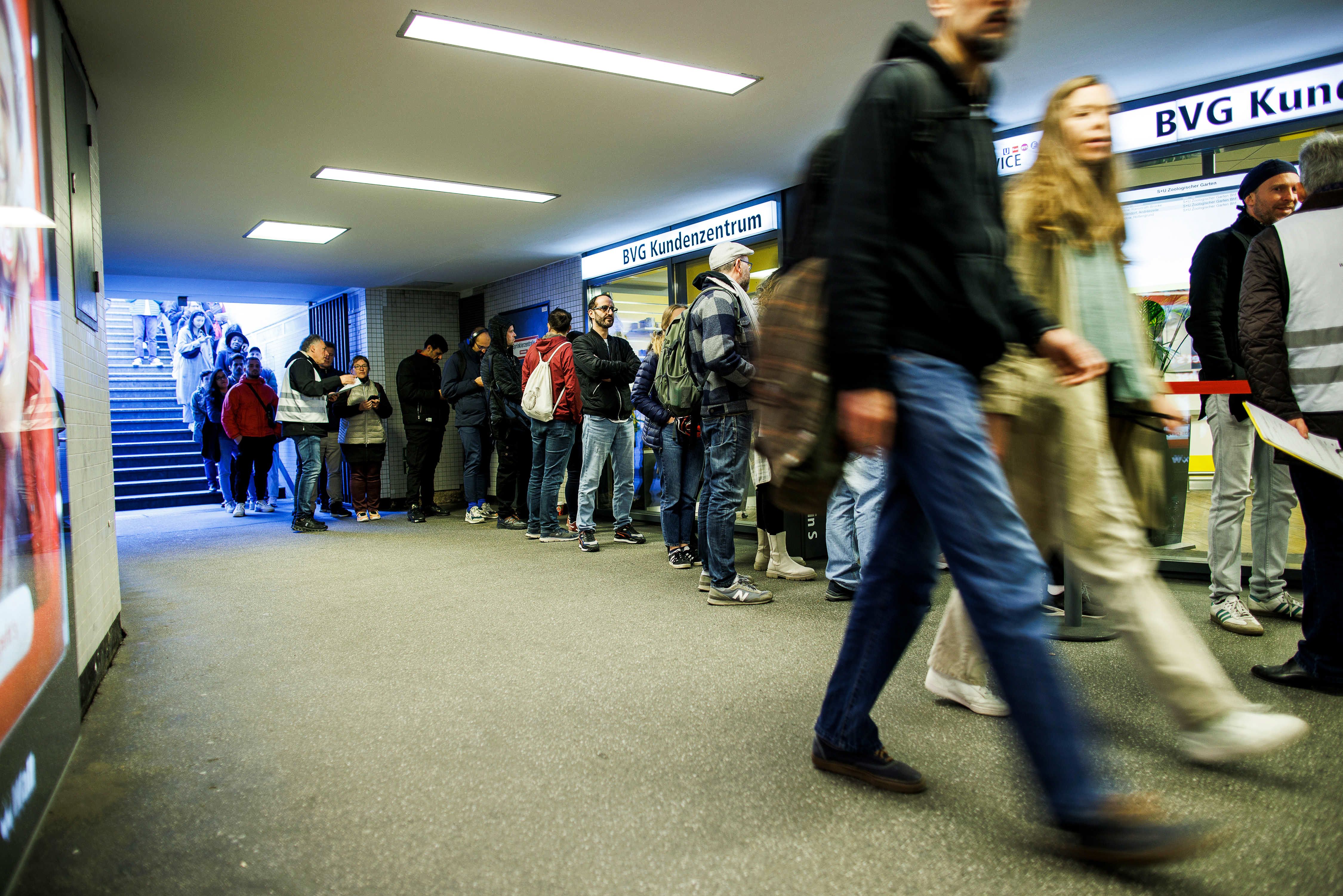 Über 100 Meter lang: Schlangestehen fürs 49-Euro-Ticket