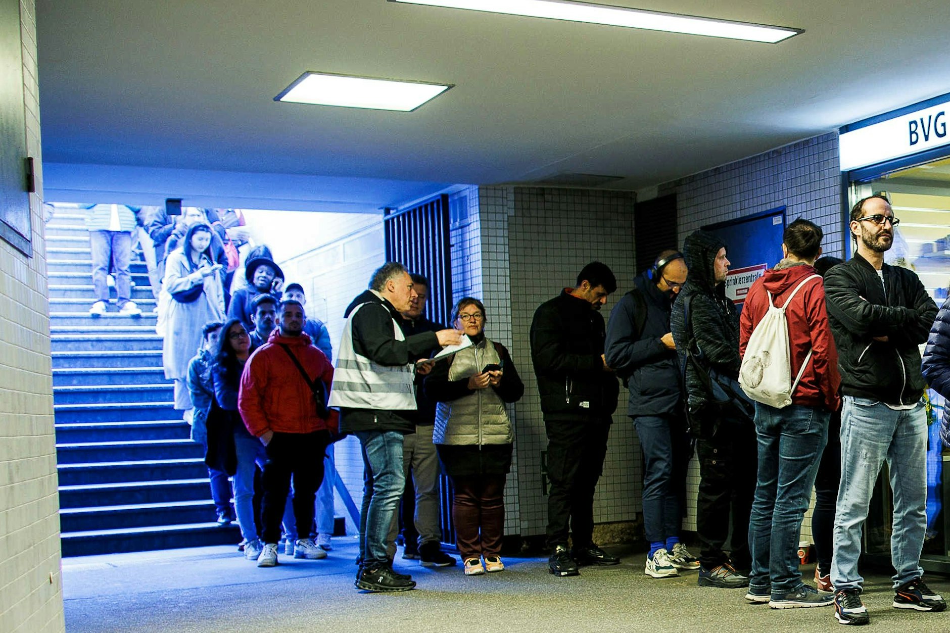 Schlangestehen für das 49-Euro-Ticket: Vor den BVG-Kundencentern am Alexanderplatz und am Bahnhof Zoo bildeten sich am Sonntag lange Schlangen.