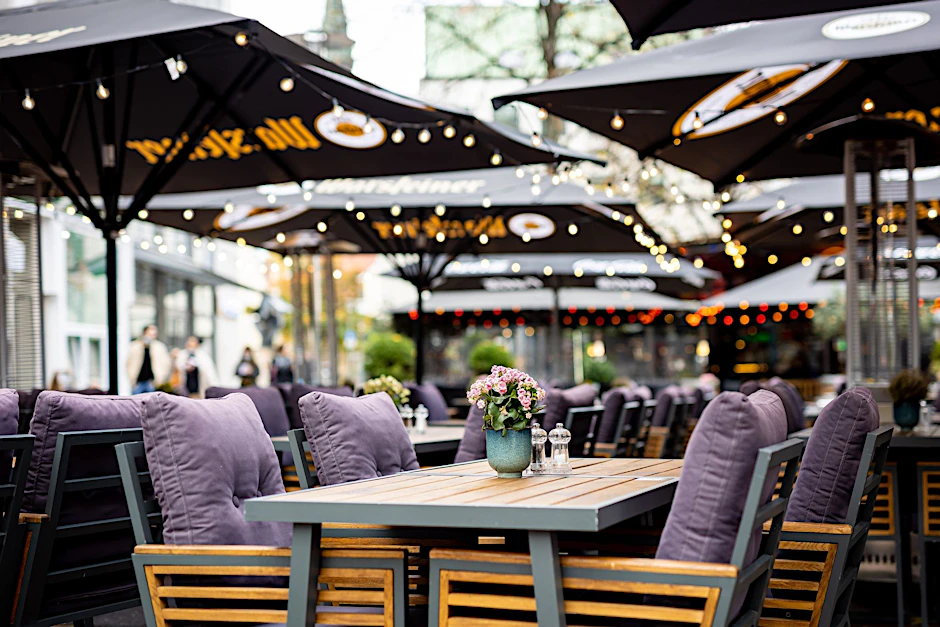 Der Außenbereich eines Restaurants.  d
