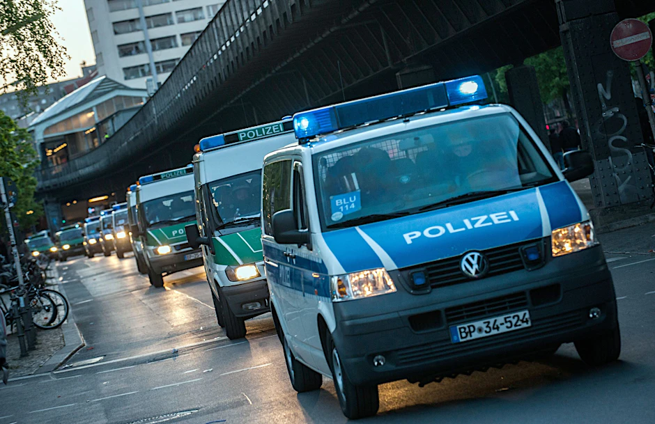 Polizeiwagen fahren in Berlin durch Kreuzberg. Auch in Berlin geht die Polizei regelmäßig gegen kriminelle Banden vor.
