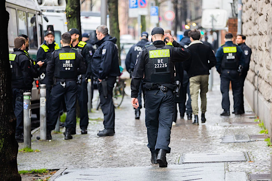 Polizeikräfte kontrollieren, ob das Verbot einer pro-palästinensischen Demonstration eingehalten wird.  