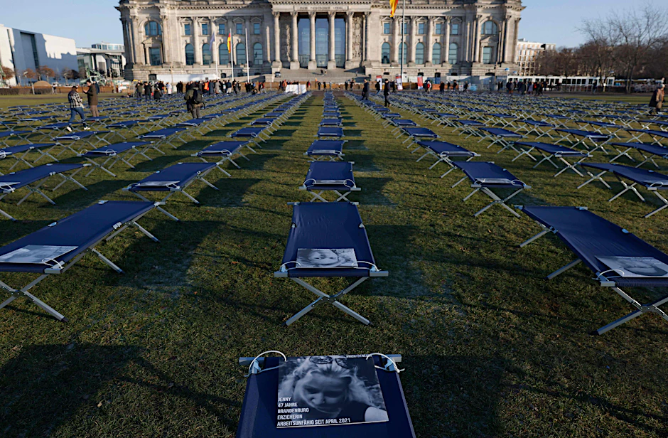 Feldbetten vor dem Reichstag. Sie erinnern an Fatigue-Patienten, darunter viele Kinder.