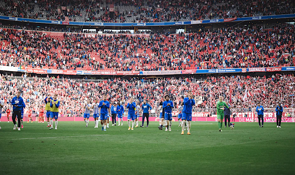 Spieler von Hertha BSC bedanken sich bei ihren mitgereisten Fans nach dem Spiel zwischen dem FC Bayern München und Hertha BSC am 30.04.2023.
