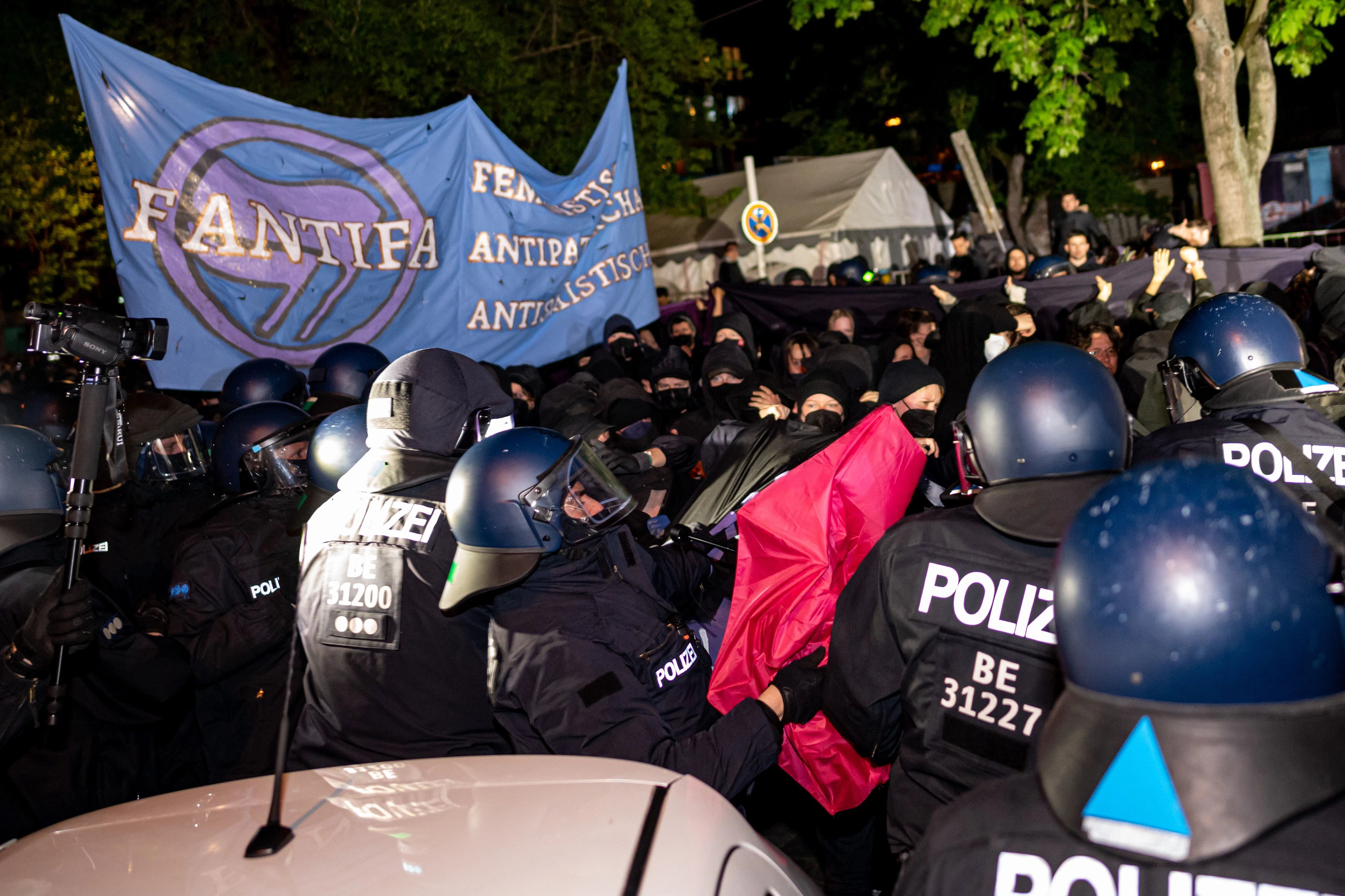 Einsatzkräfte der Polizei gehen gegen Teilnehmer der linken Demonstration „Take back the night“ in Berlin-Kreuzberg vor.