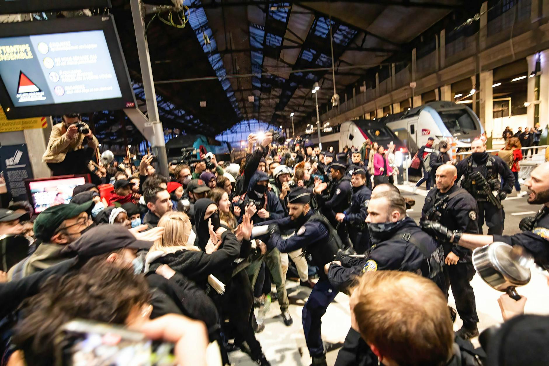 Nicht nur auf den Straßen treffen Demonstranten und Polizei aufeinander. Hier begegnen sie sich am 24. April im Bahnhof Gare de Lyon in Paris.
