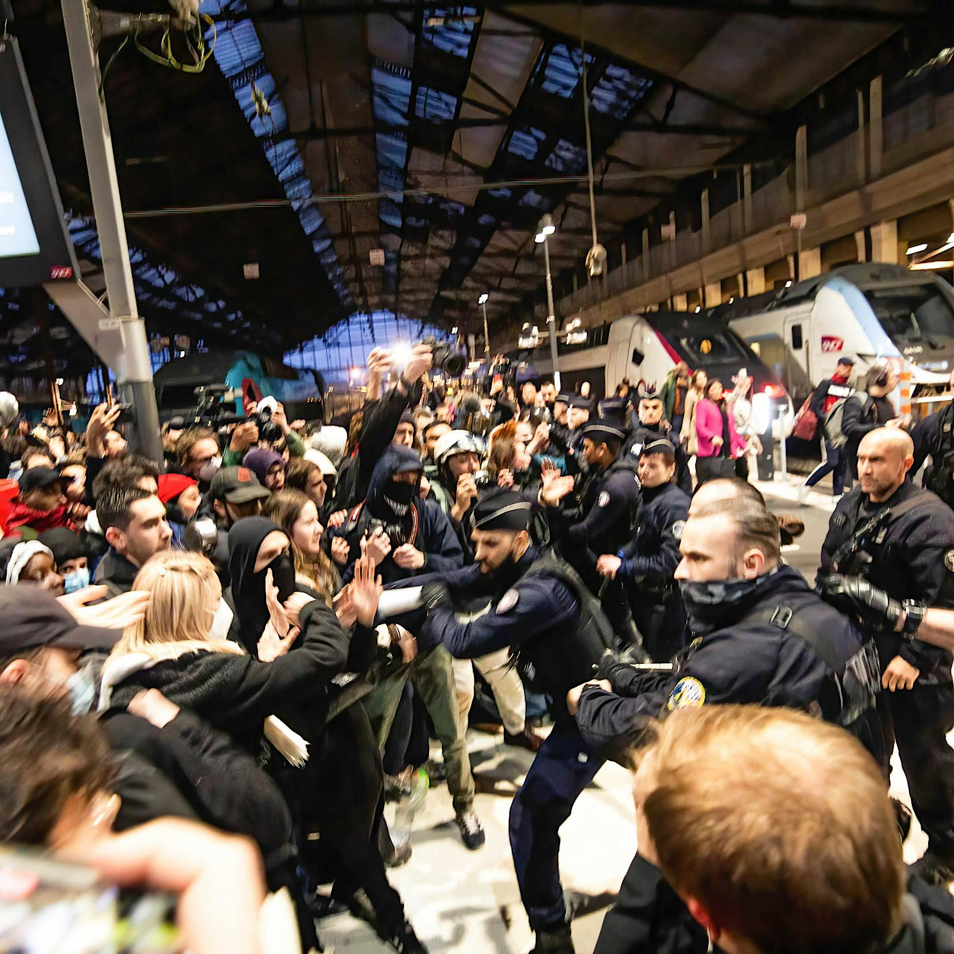 Dauerproteste wegen Rentenreform: Finanzmärkte senken Daumen über Emmanuel Macron