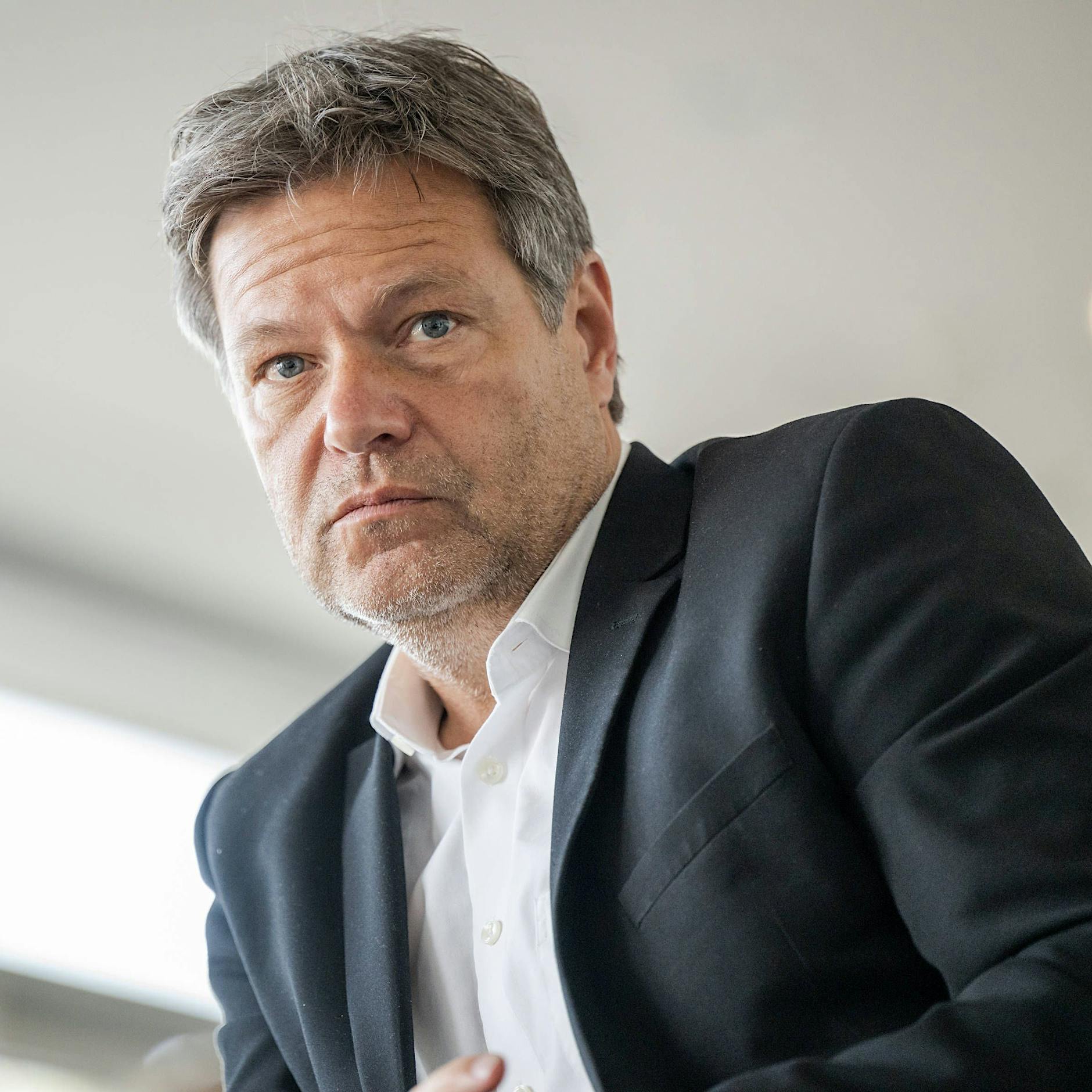 Vetternwirtschaft? CDU-Generalsekretär stellt Habecks Integrität in Frage