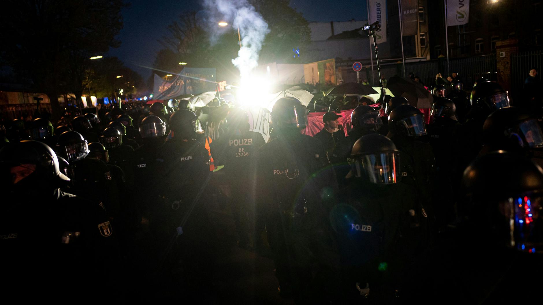 Immer wieder krachen auf der Demo Böller, die auf Polizisten geworfen werden.